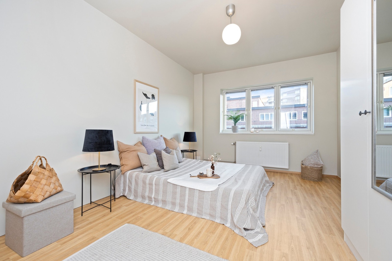 Leiligheten har 3 soverom. Soverom 1 er av romslig størrelse med god plass til dobbeltseng og garderobeskap. Galleribilde