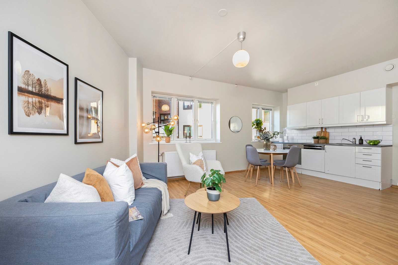 Åpen stue- og kjøkkenløsning utgjør et sosialt rom. Galleribilde