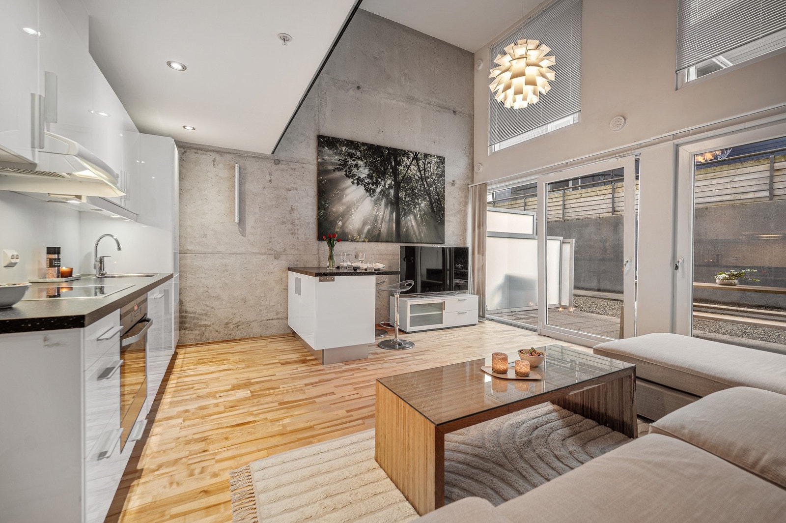 Stuen har store vindus flater med elektrisk persienner på de øverste vinduene Galleribilde