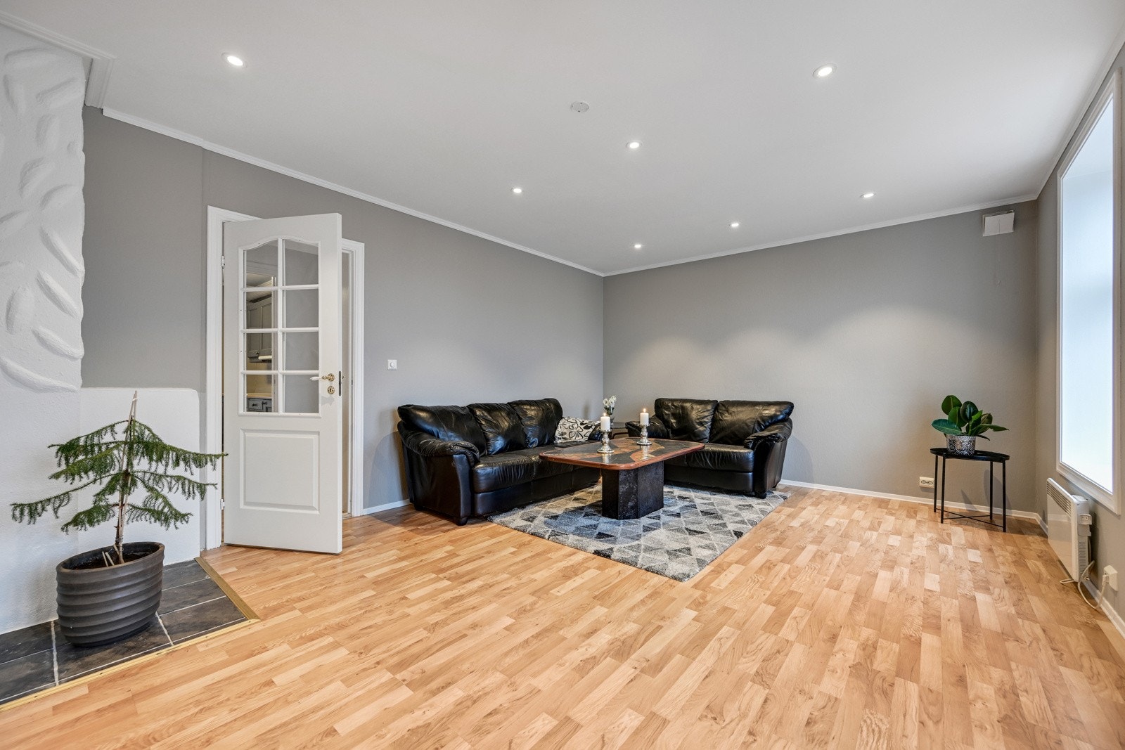 Glassdøren er videre mot gangen og kjøkkenet Galleribilde