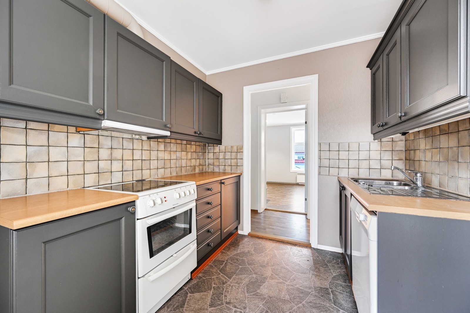 Her ser vi fra kjøkkenet og videre mot stua Galleribilde