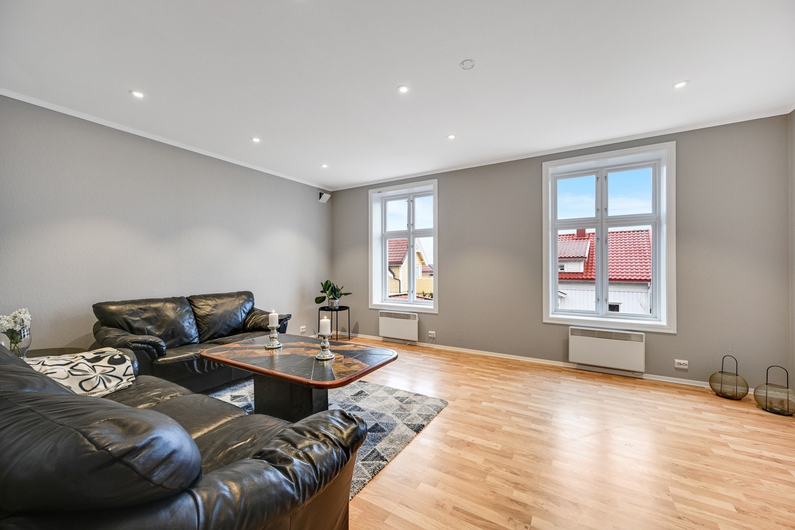 To store vinduer i stua mot fjorden Galleribilde