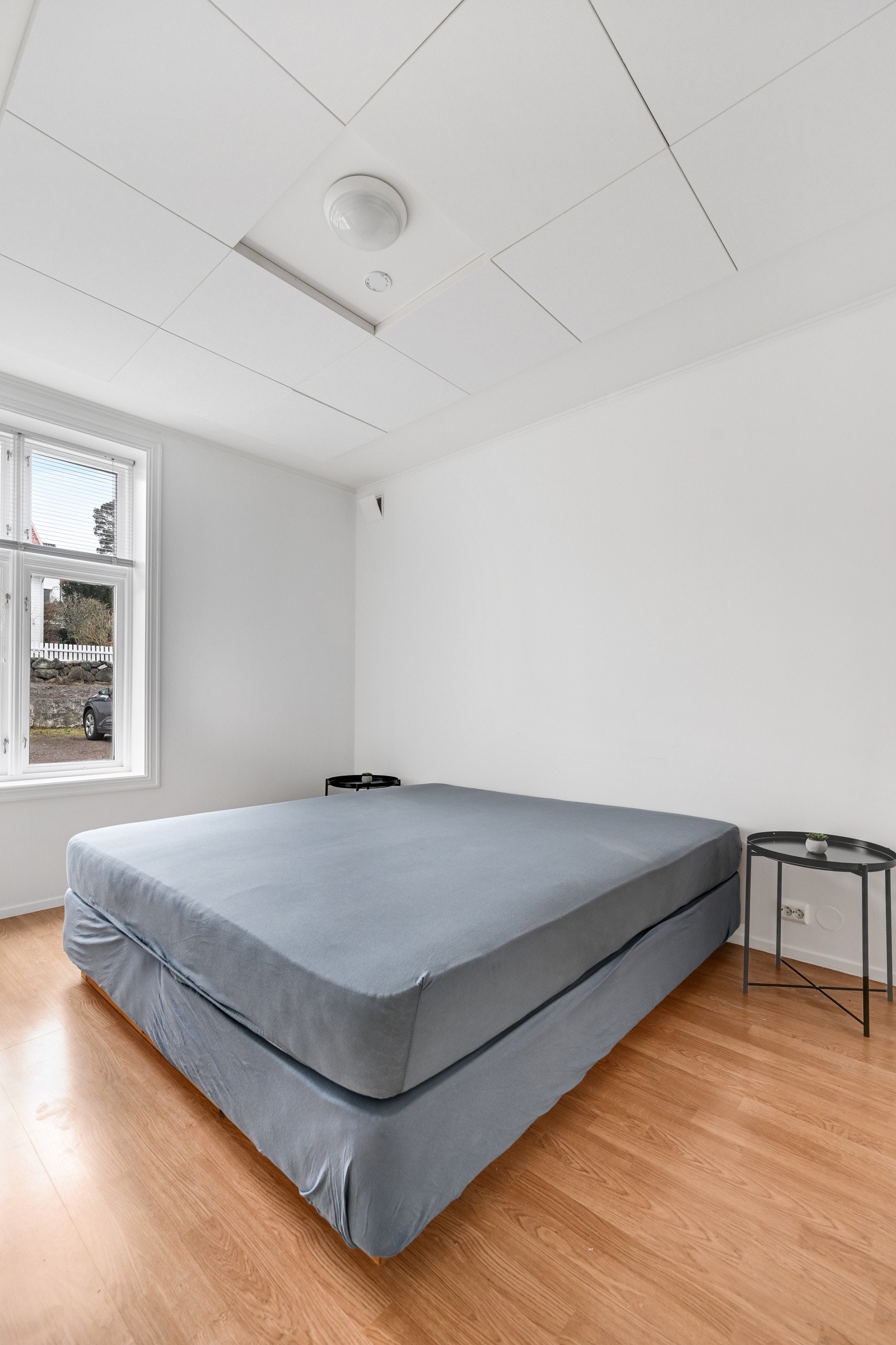 God plass for dobbel seng og klesskap Galleribilde