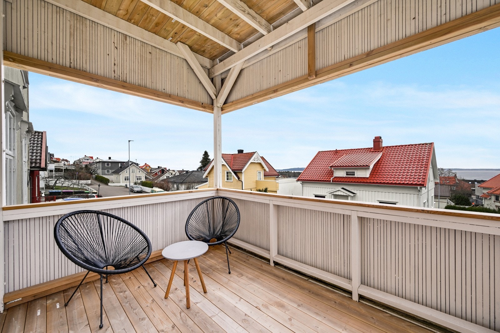 Leiligheten har en romslig og overbygget balkong Galleribilde