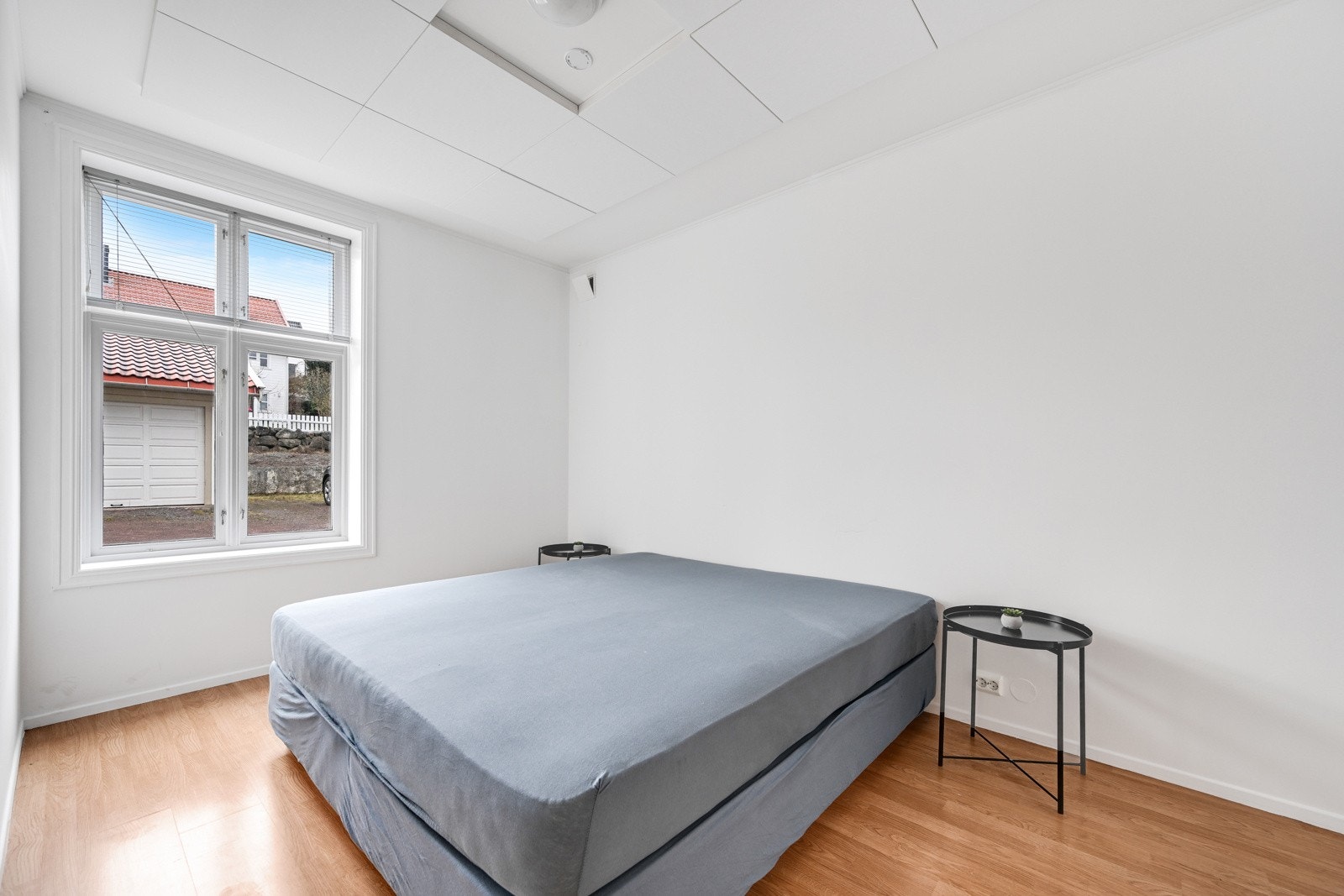 Romslig soverom mot gårdsplassen Galleribilde