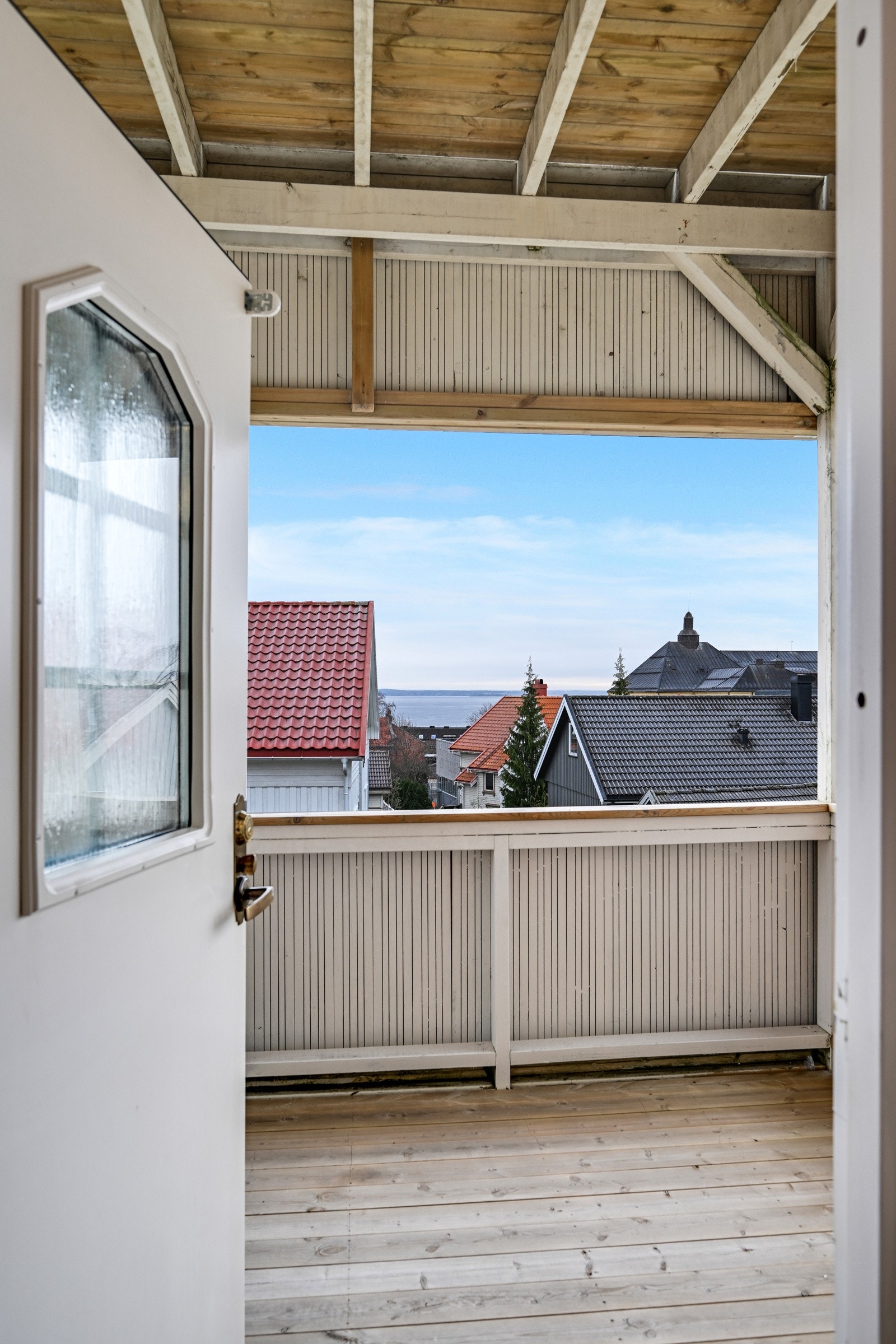 Fra dette rommet er det utgang til den overbygde balkongen som tilhører leiligheten Galleribilde