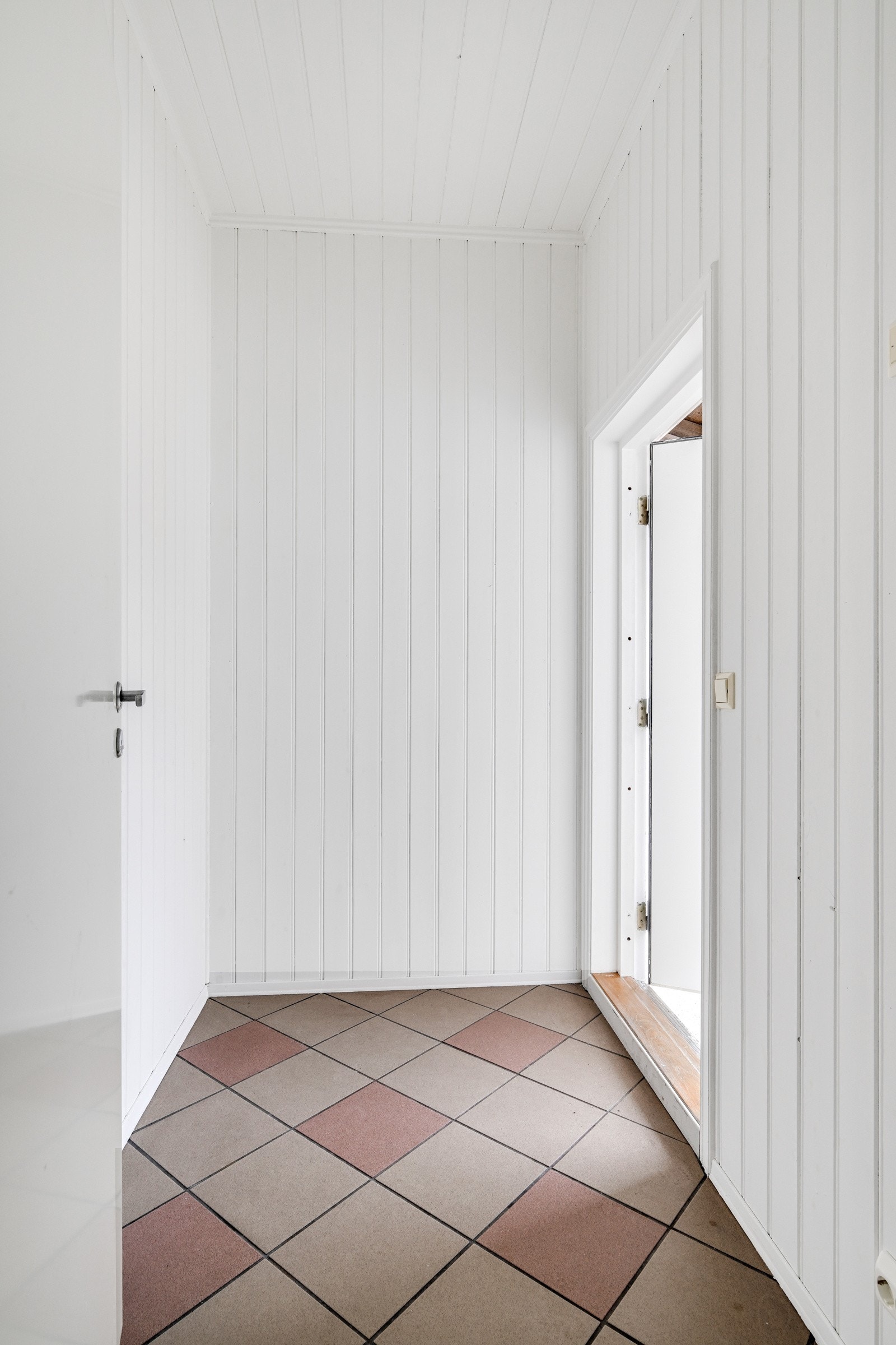 Vindfang med flislagt gulv og plass for garderobe Galleribilde