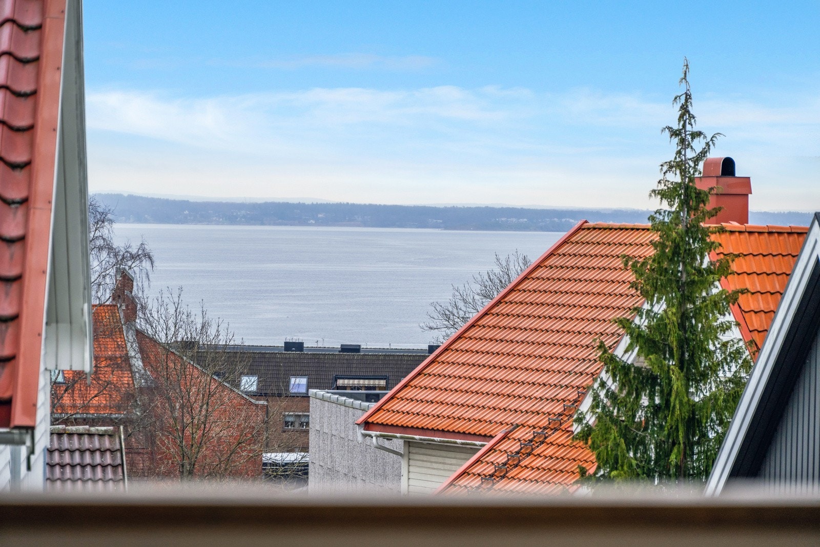 Balkongen har deilig morgensol og som vi ser litt utsikt over Oslofjorden Galleribilde