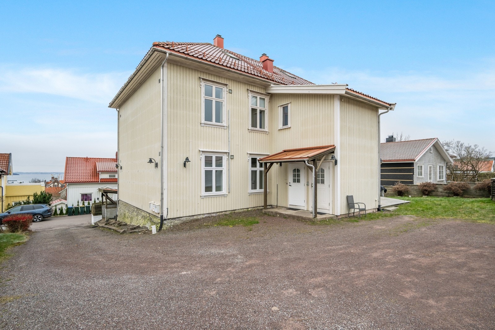 Her ser vi gårdplassen og inngangspartiet Galleribilde