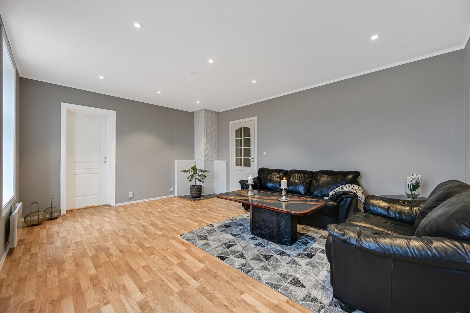 Romslig stue med LED down lights Galleribilde