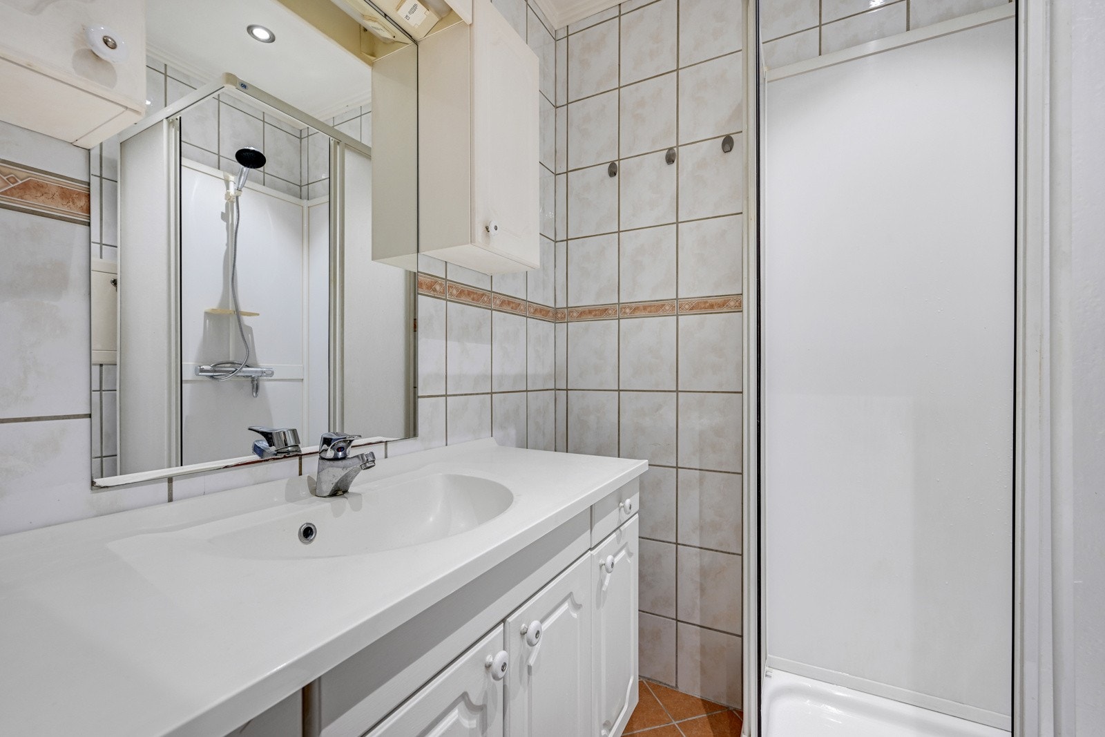 Her det dusjkabinett og opplegg for vaskemaskin Galleribilde