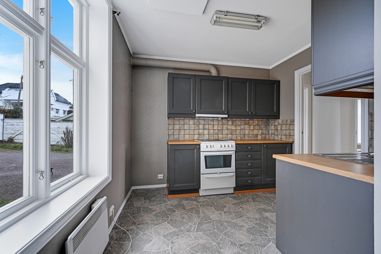 Det er plass til et mindre kjøkkenbord ved vinduet mot bakgården Galleribilde