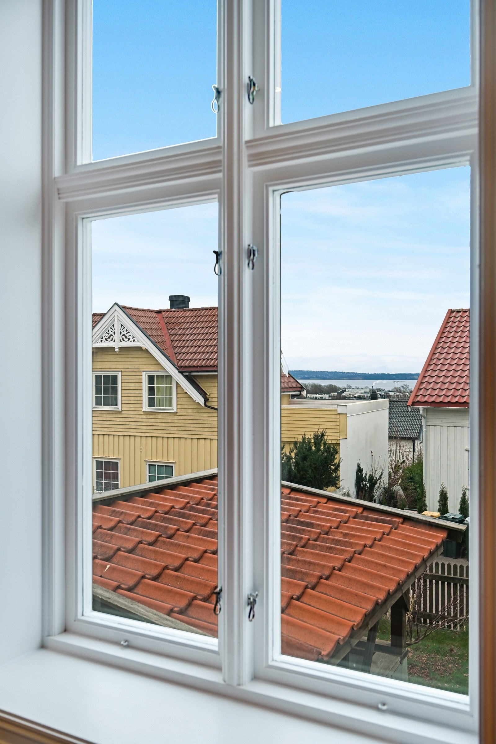 Her ser vi litt av utsikten fra dene stuevinduet Galleribilde