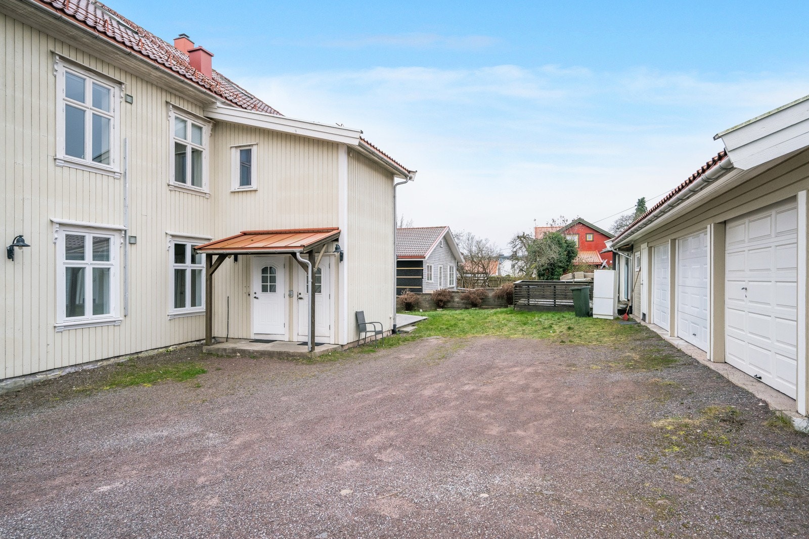 Egen inngang fra gårdsplassen - døren til venstre av de to hvite Galleribilde