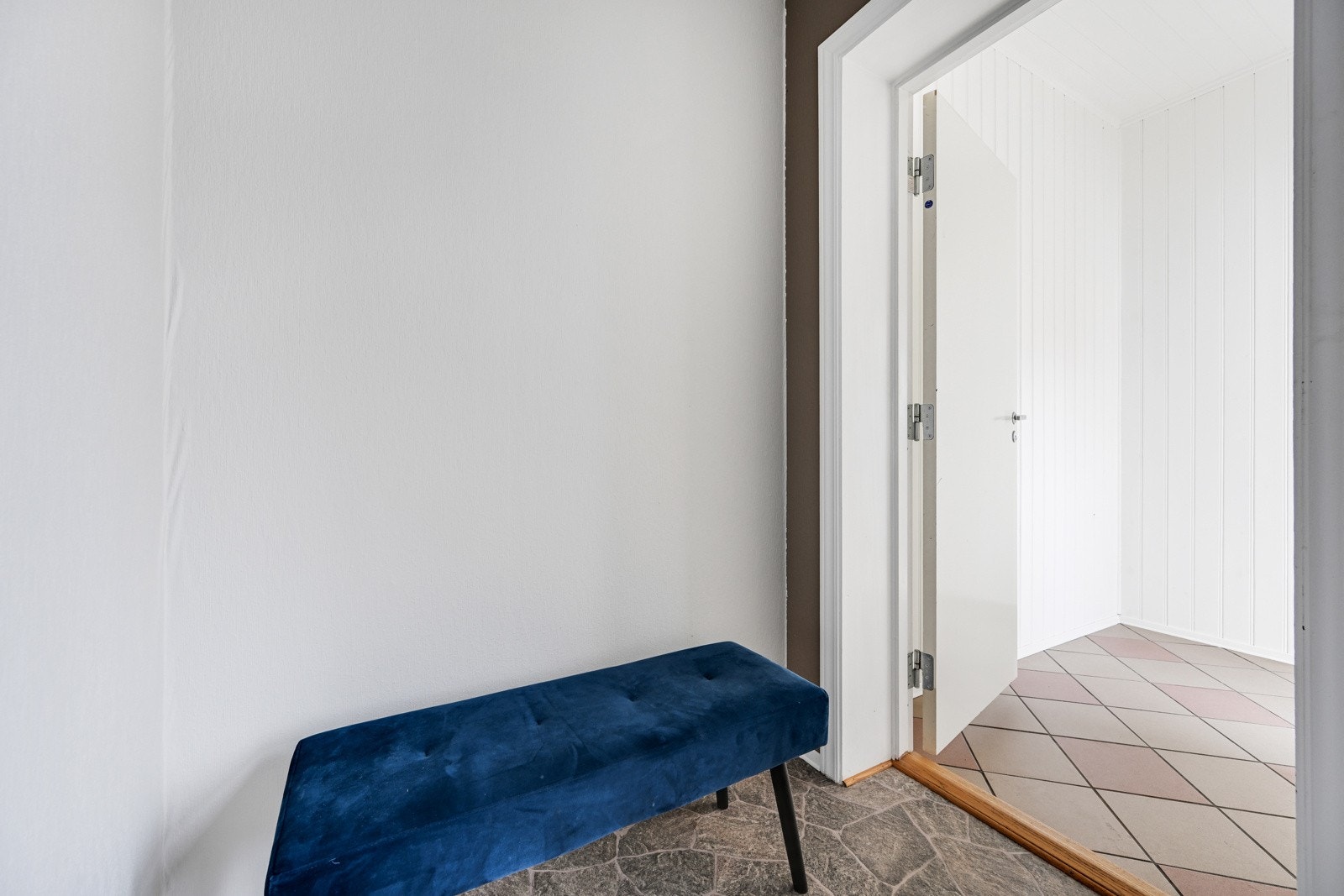 Her ser vi fra kjøkenet og mot vindfanget Galleribilde