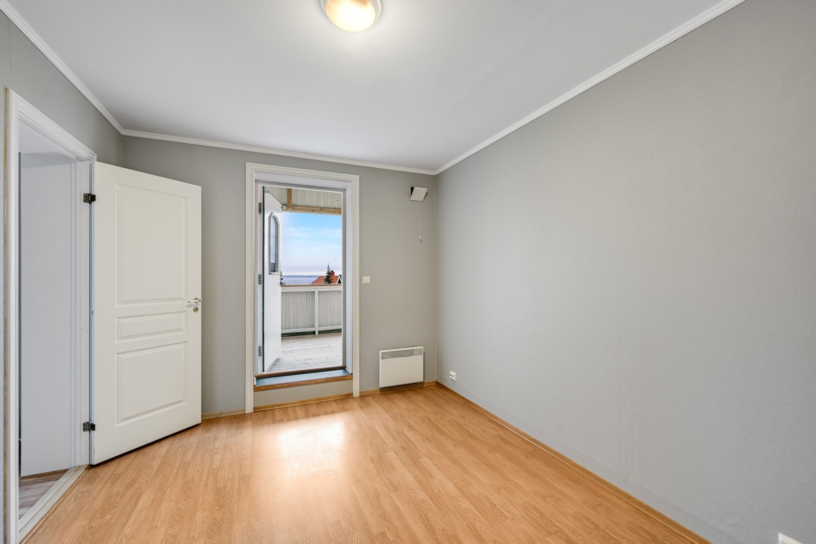 Gjesterom/kontor/ - døren til venstre er mot stua Galleribilde