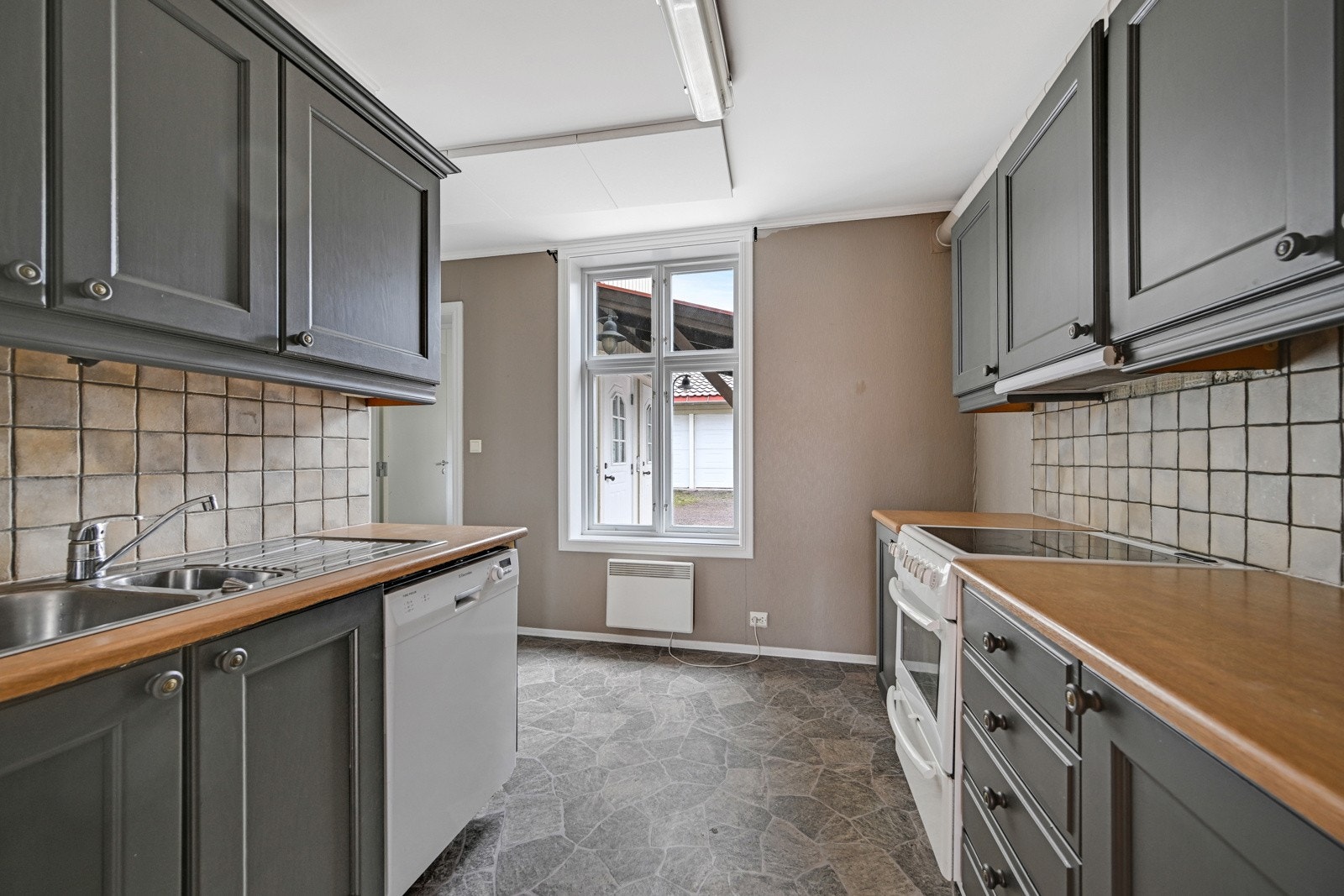 Koselig kjøkken med gråmalt Huseby innredning Galleribilde