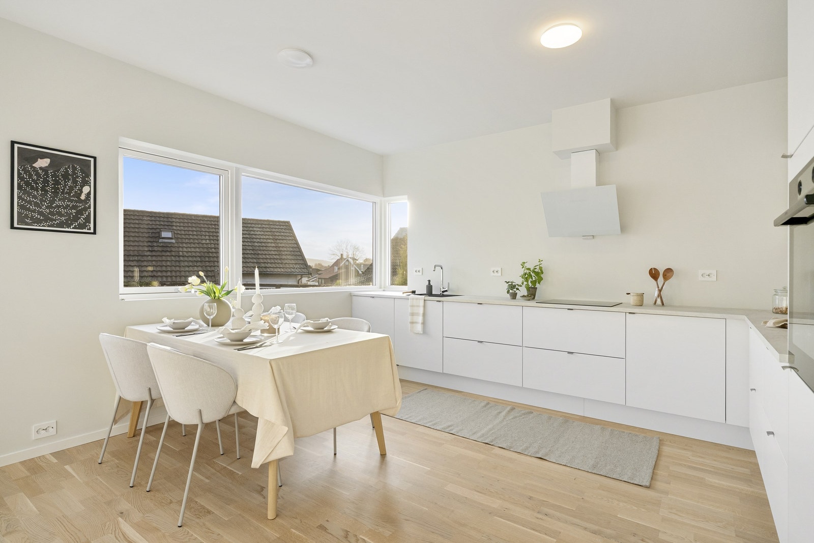 Stort og luftig kjøkken med integrerte hvitevarer Galleribilde