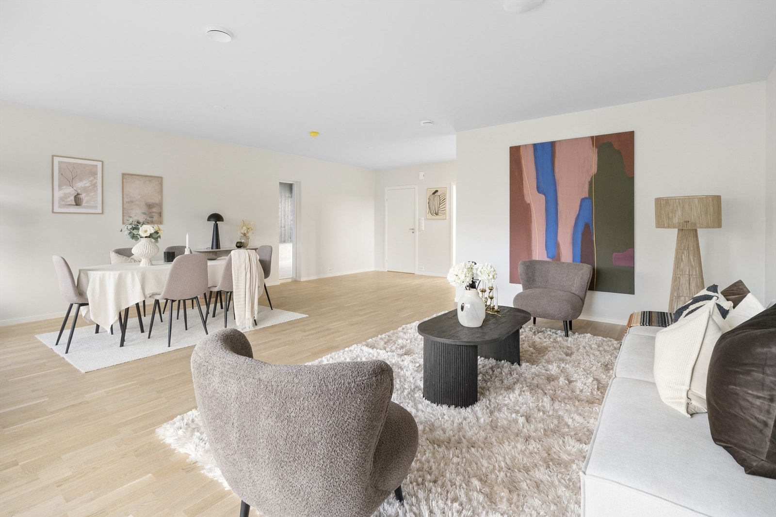 Stue med god plass til flere sittegrupper Galleribilde