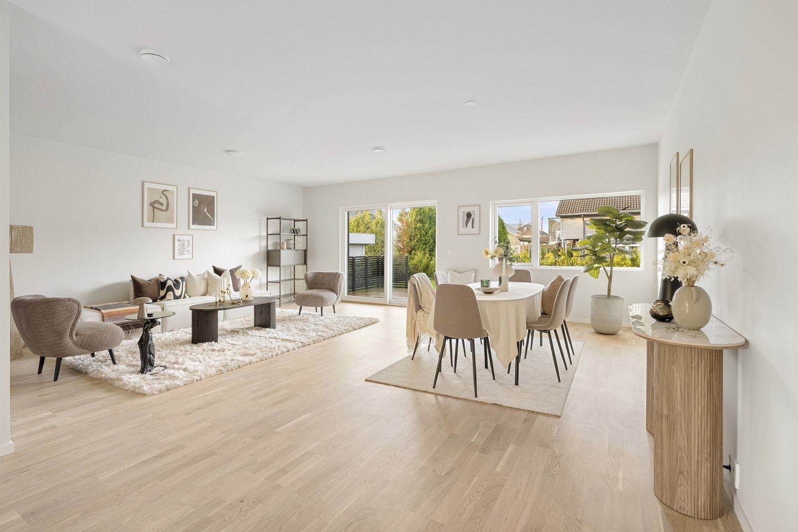 Stor, lys og luftig stue med store vindusflater som slipper inn rikelig med naturlig dagslys Galleribilde