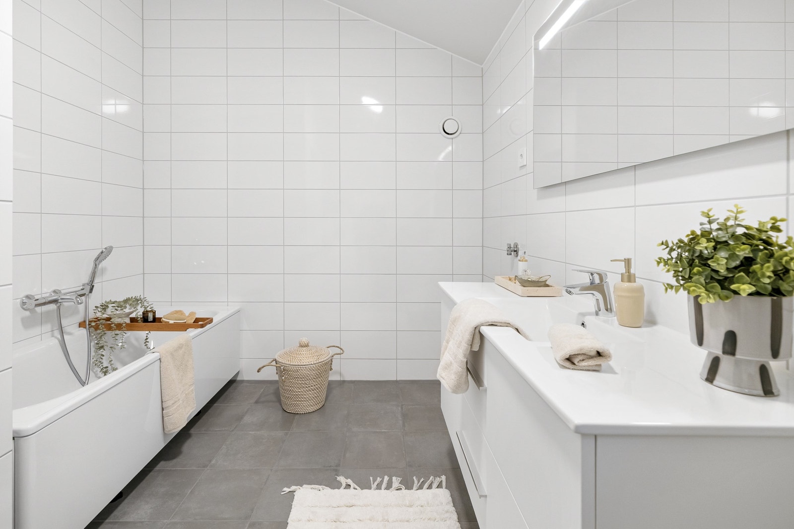 Flott helfliset bad med vegghengt toalett, dusj og badekar Galleribilde