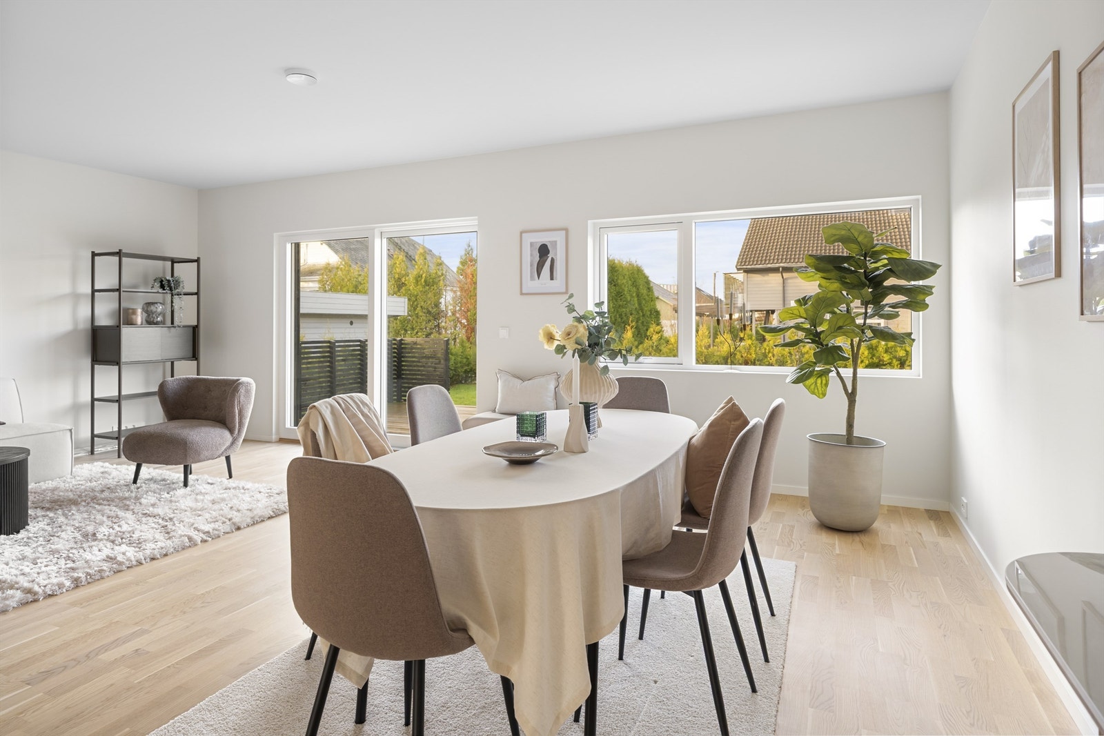 Fra stuen er det direkte utgang til solrik hage Galleribilde