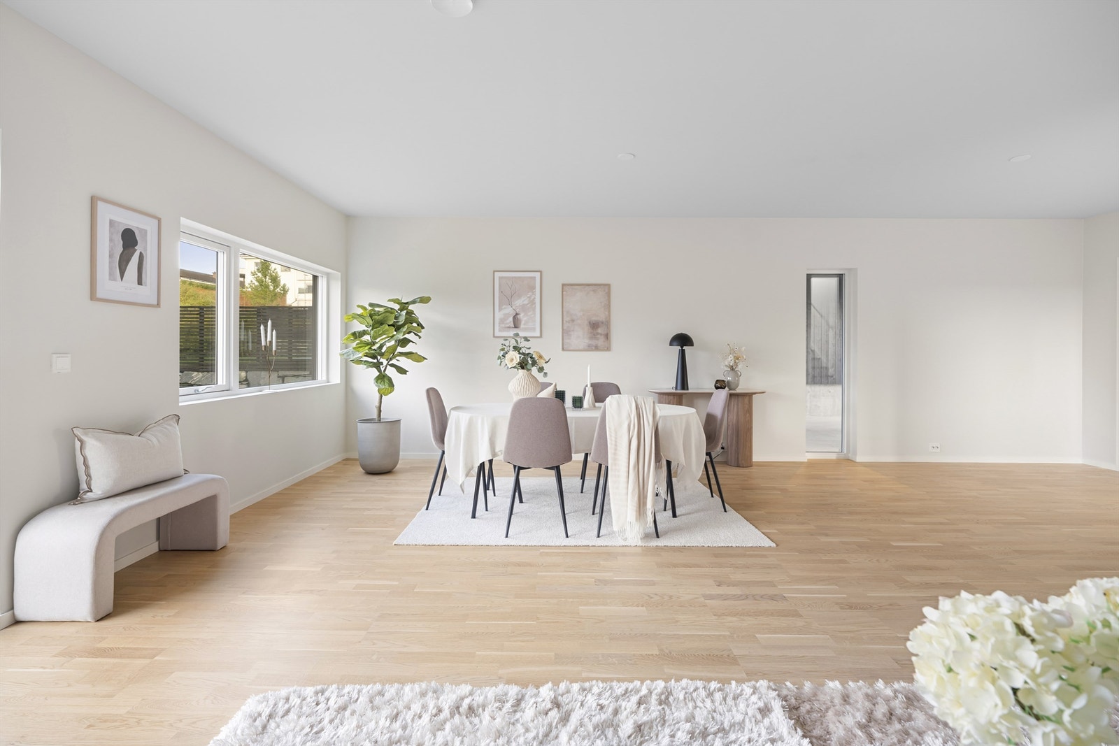 God plass til stort spisebord Galleribilde