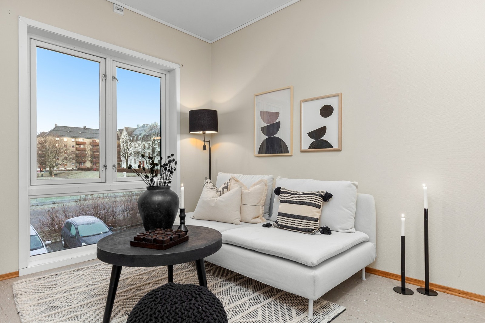 Leiligheten ligger pent til i byggets andre etasje. Galleribilde