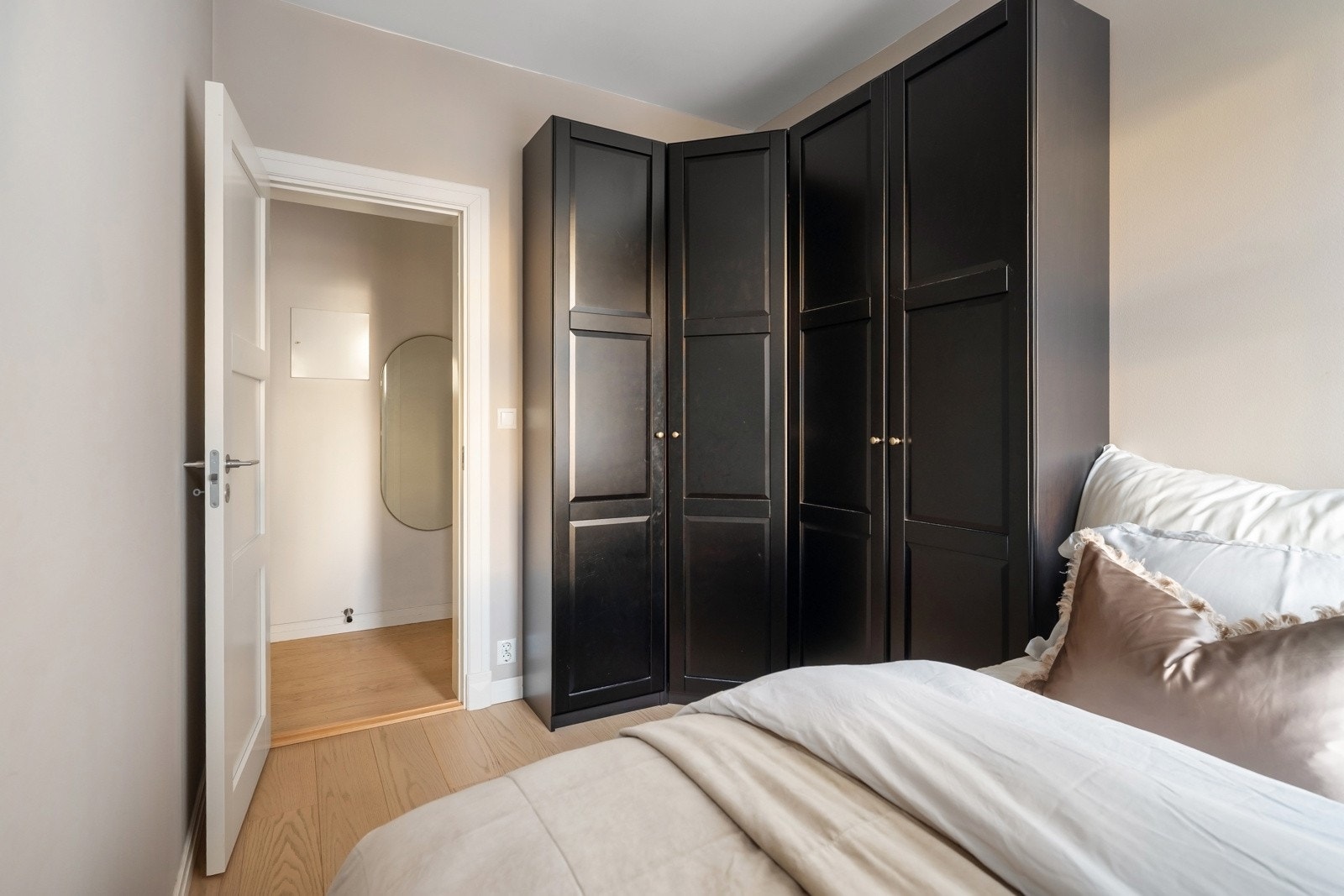 God plass til stort garderobeskap. Galleribilde