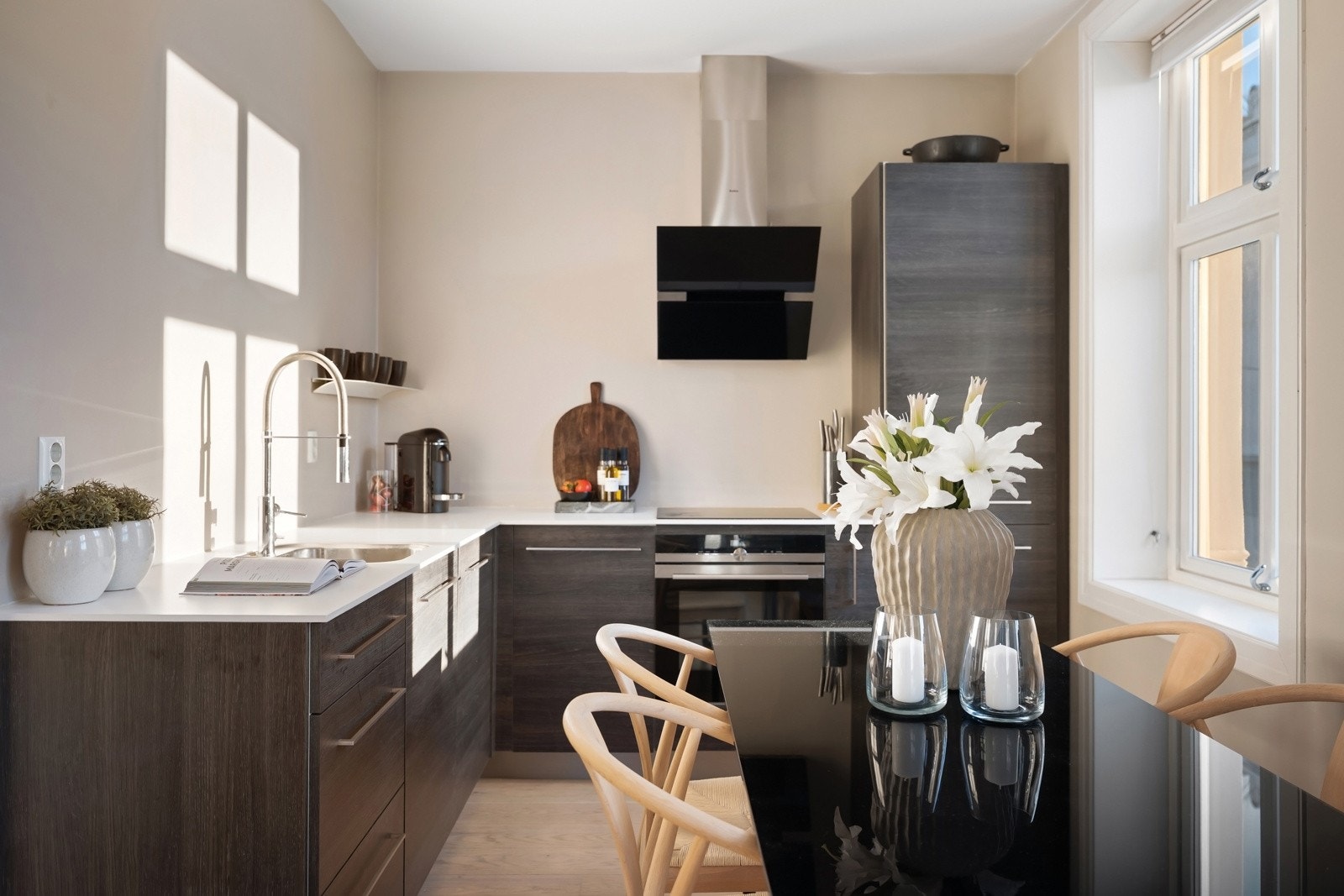 Kjøkkenet har integrerte hvitevarer, oppvaskmaskin og ventilator med kullfilter. Galleribilde