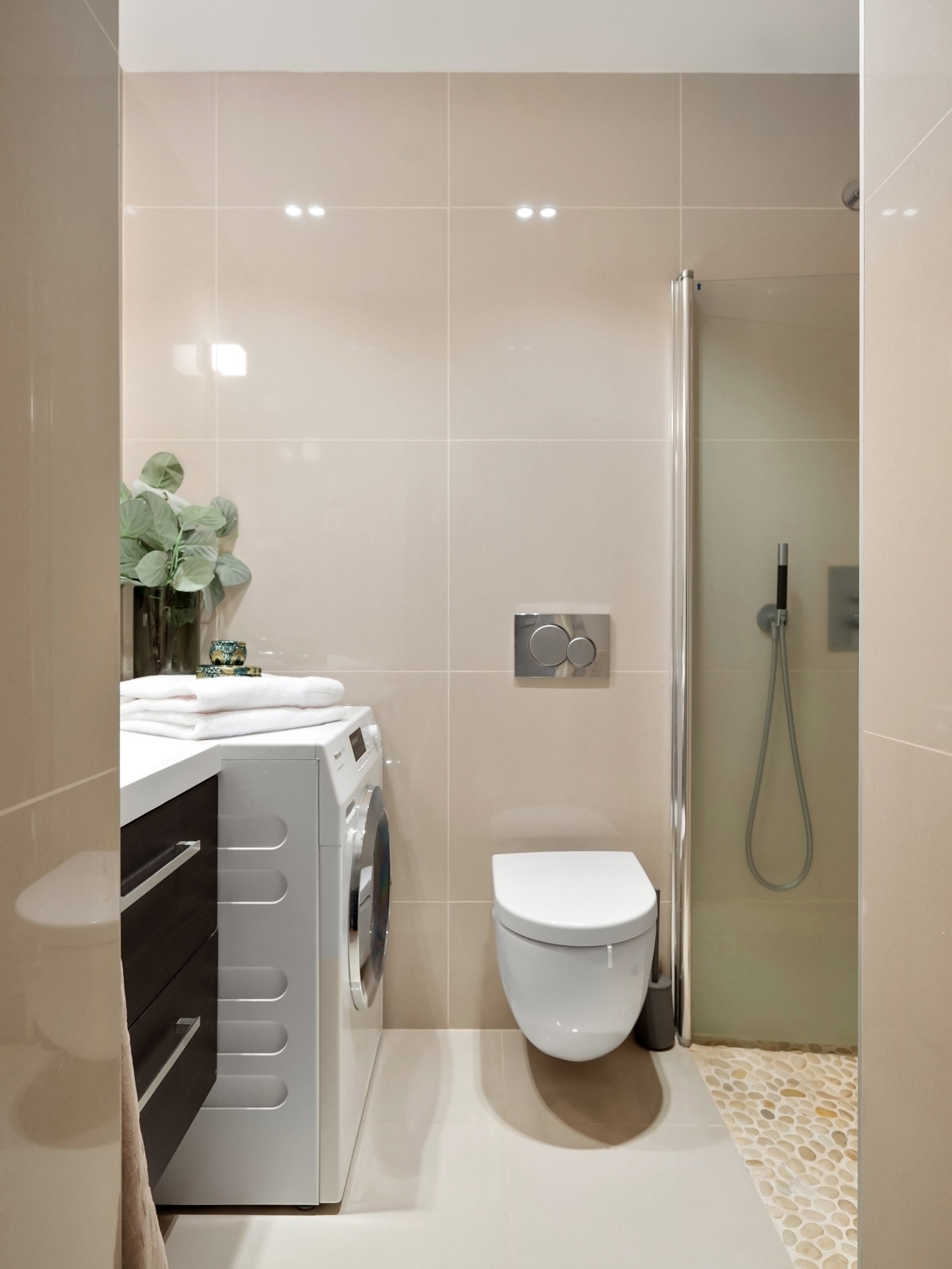 Badet fra 2016 fremstår moderne med flislagte vegger, slett himling og flislagt gulv med varmekabler. Ny termostat ble montert i 2025. Galleribilde