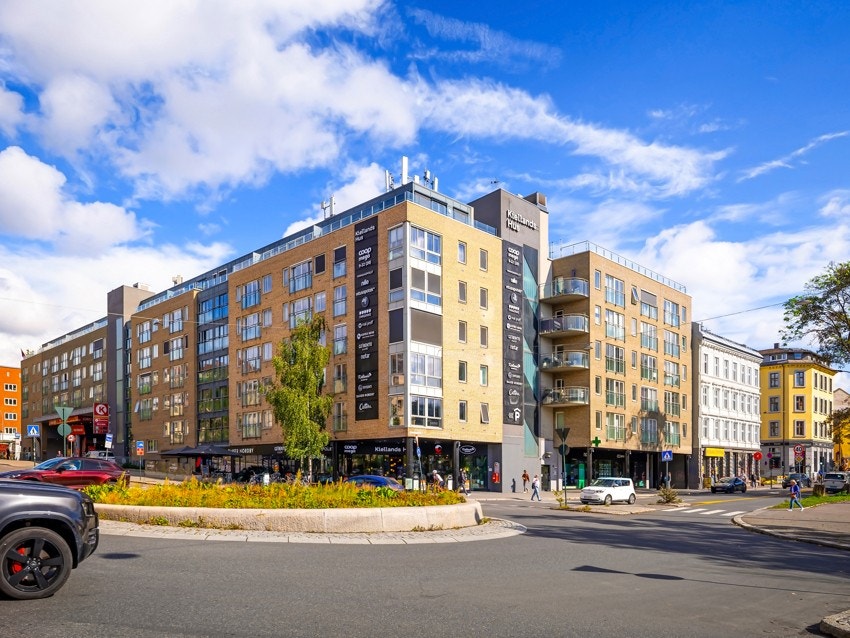 Kiellands hus ligger i umiddelbar nærhet med matbutikk, apotek, vinmonopol, frisør, Nille, Ark, kafé, malebutikk m.m. Galleribilde