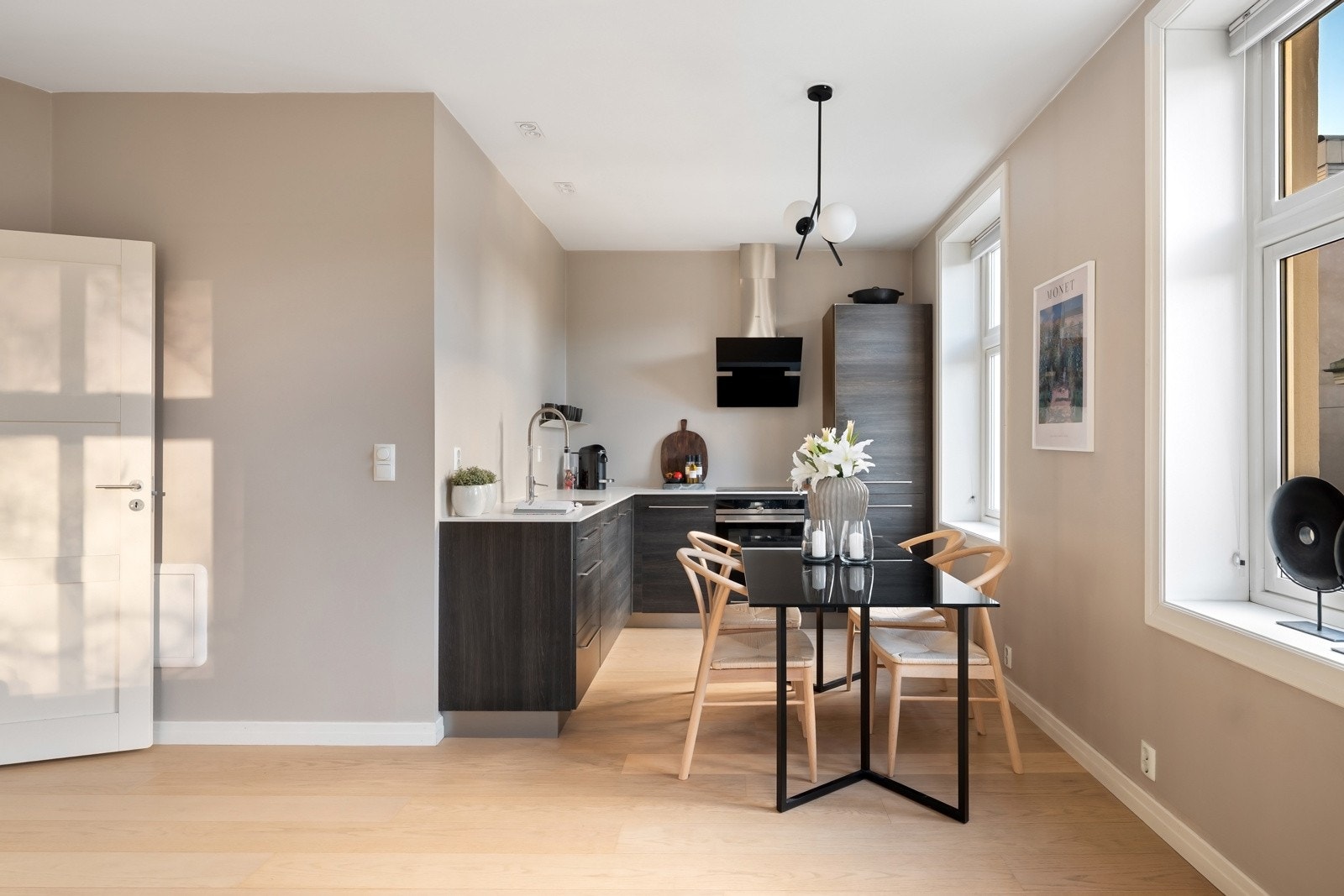 Den åpne løsningen gir god plass til både sofagruppe og spisebord, og gjør det enkelt å innrede etter ønske. Galleribilde