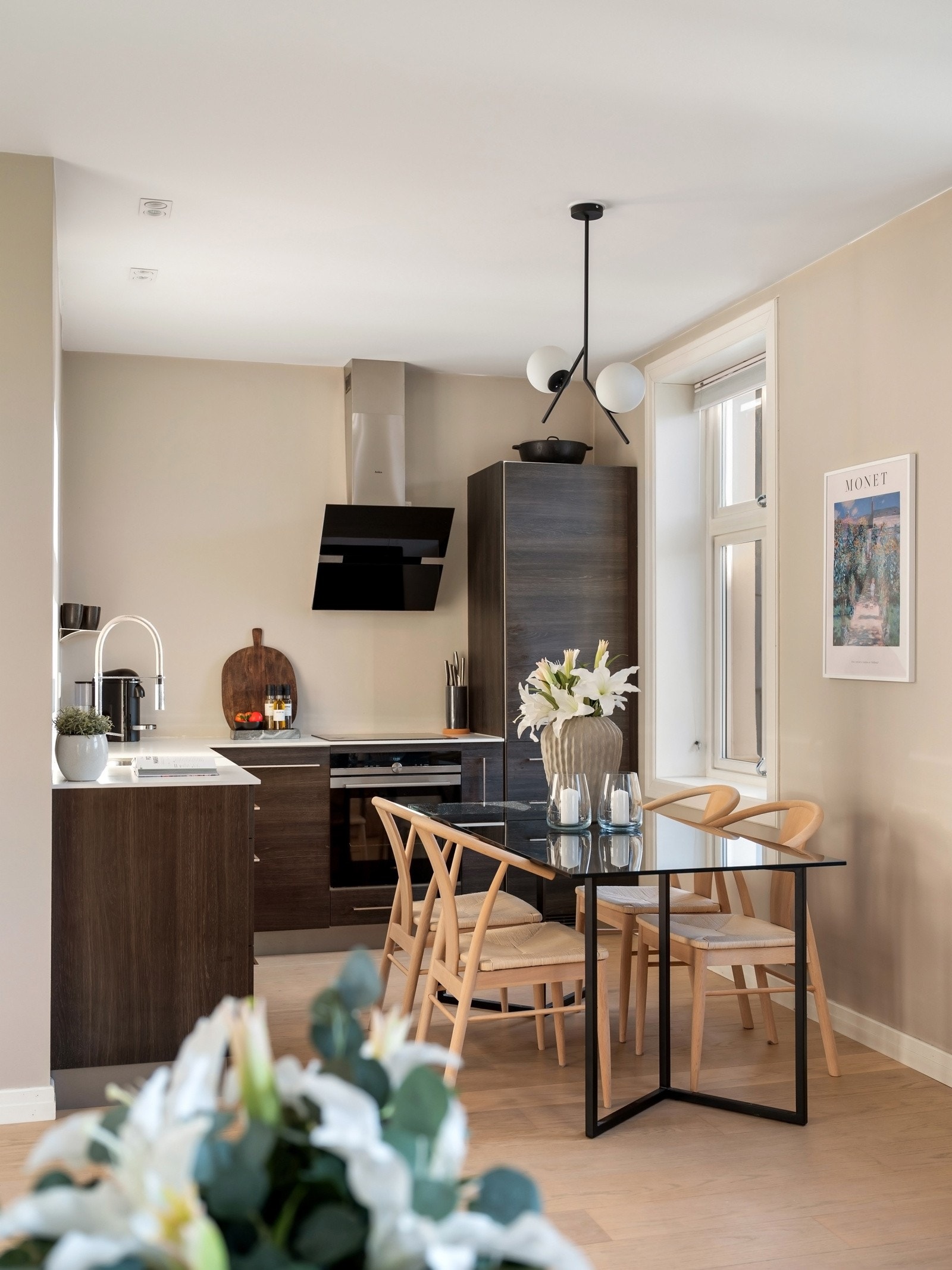 I åpen løsning mot stuen ligger et stilrent KVIK-kjøkken fra 2016 med slette skapfronter, benkeplater i kompositt/hardlaminat og malt backsplash. Galleribilde