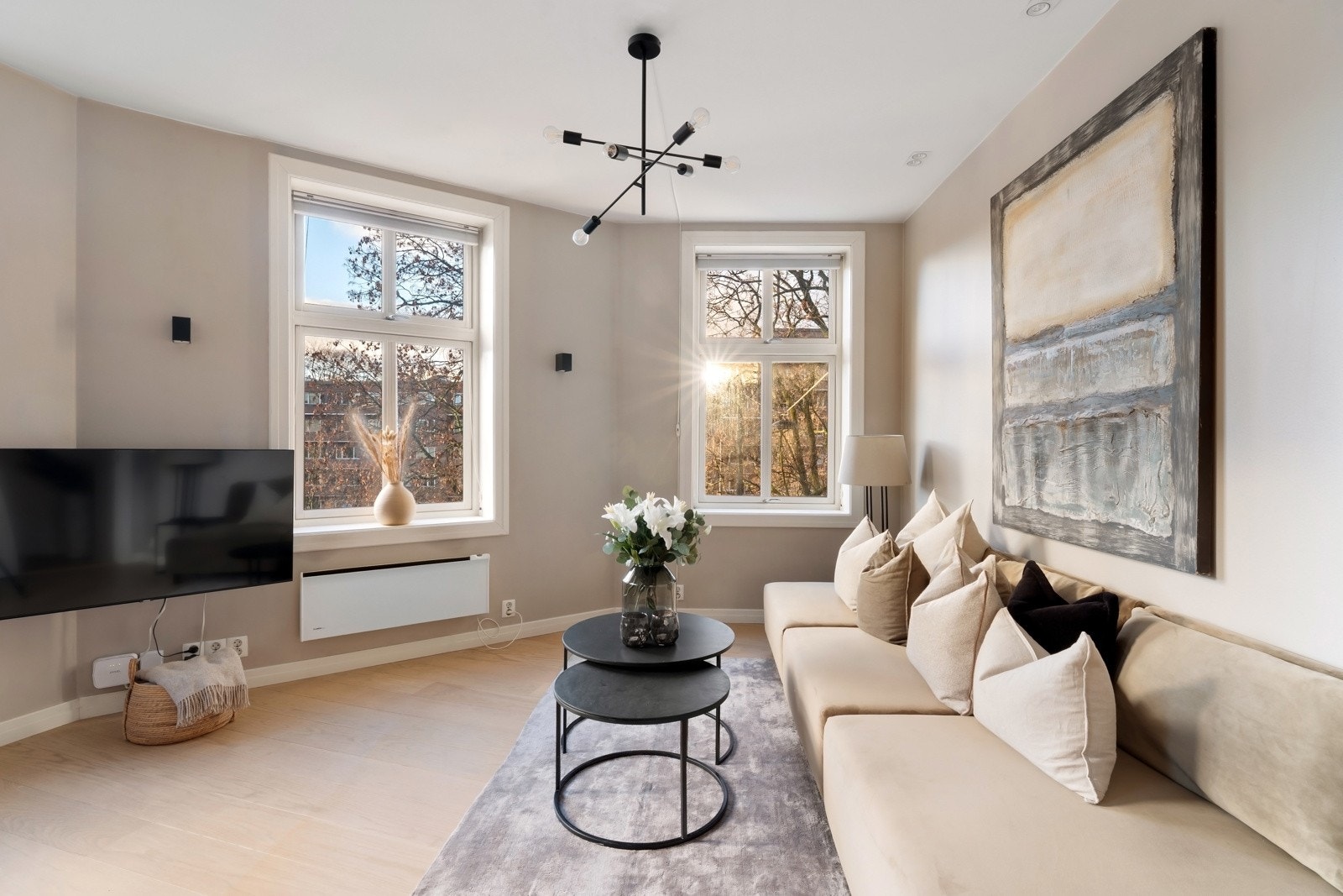 En lekker og moderne 2-roms hjørneleilighet i klassisk bygård ved Alexander Kiellands plass. Hele boligen ble rehabilitert i 2016. Galleribilde