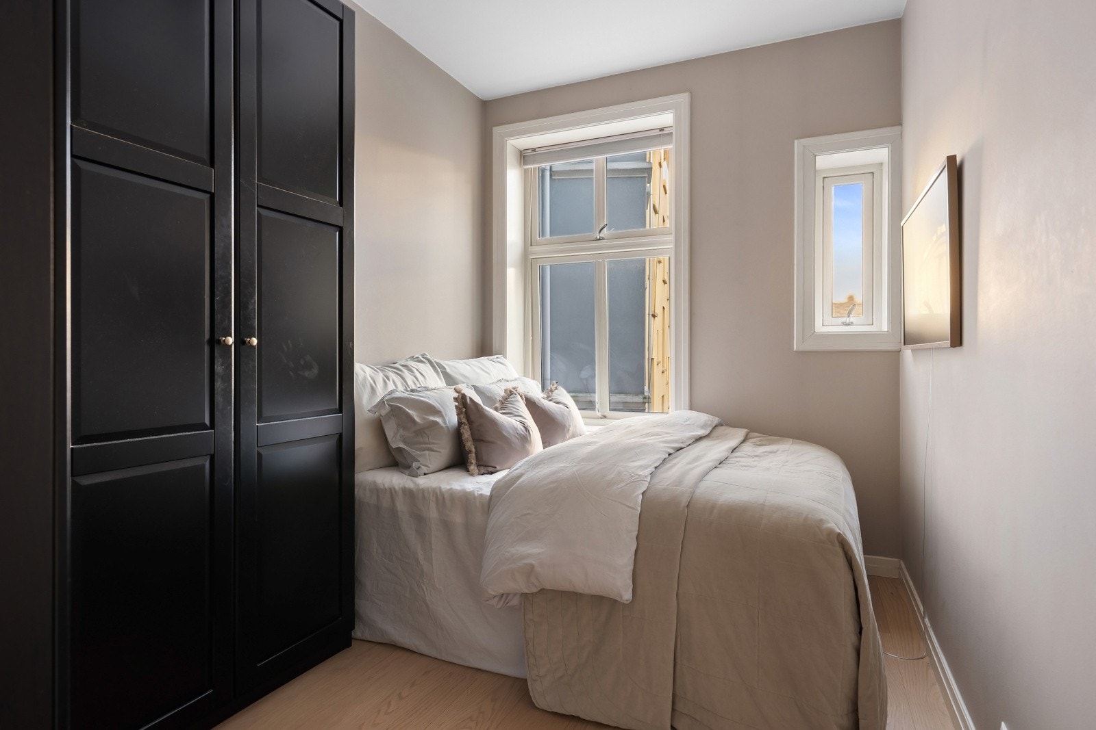 Soverommet er lyst og romslig, med god plass til dobbeltseng og nattbord. Galleribilde