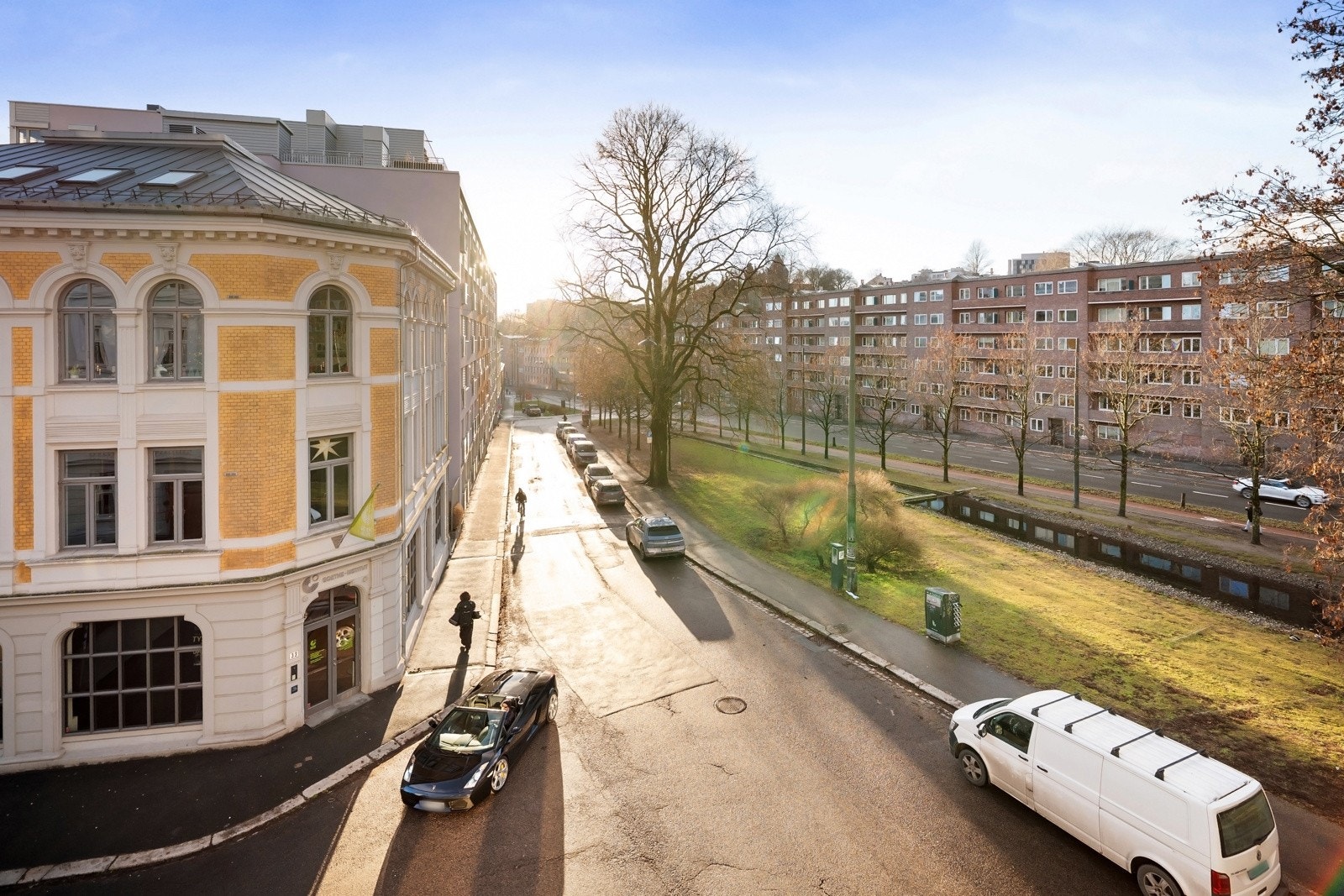 Store vindusflater som slipper inn godt med naturlig lys og gir utsikt mot grøntområde. Galleribilde