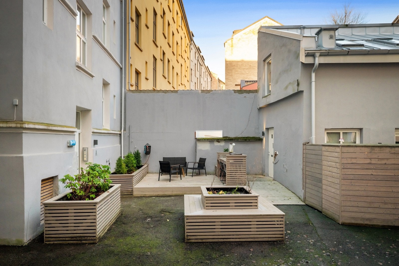 Bakgården er utbedret med nye sittegruppper og fremstår som velholdt. Galleribilde