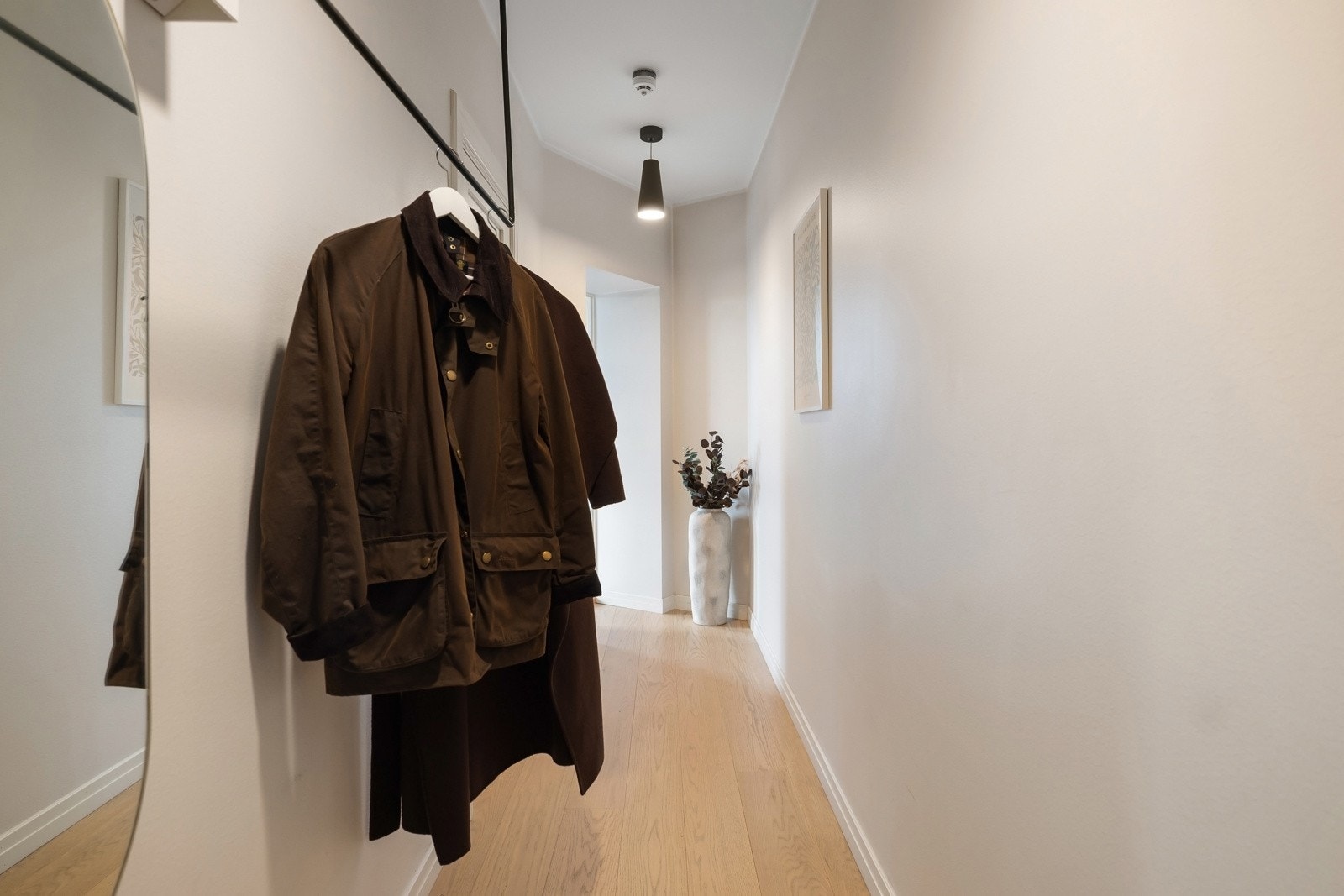 Entréen er romslig og gir gode muligheter for oppbevaring. Galleribilde