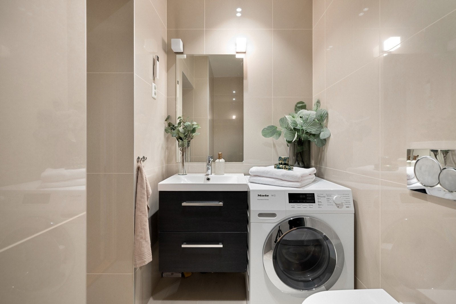 Rommet er utstyrt med dusjsone med glassdører, servantinnredning og opplegg for vaskemaskin. Mekanisk avtrekk via egen vifte. Galleribilde