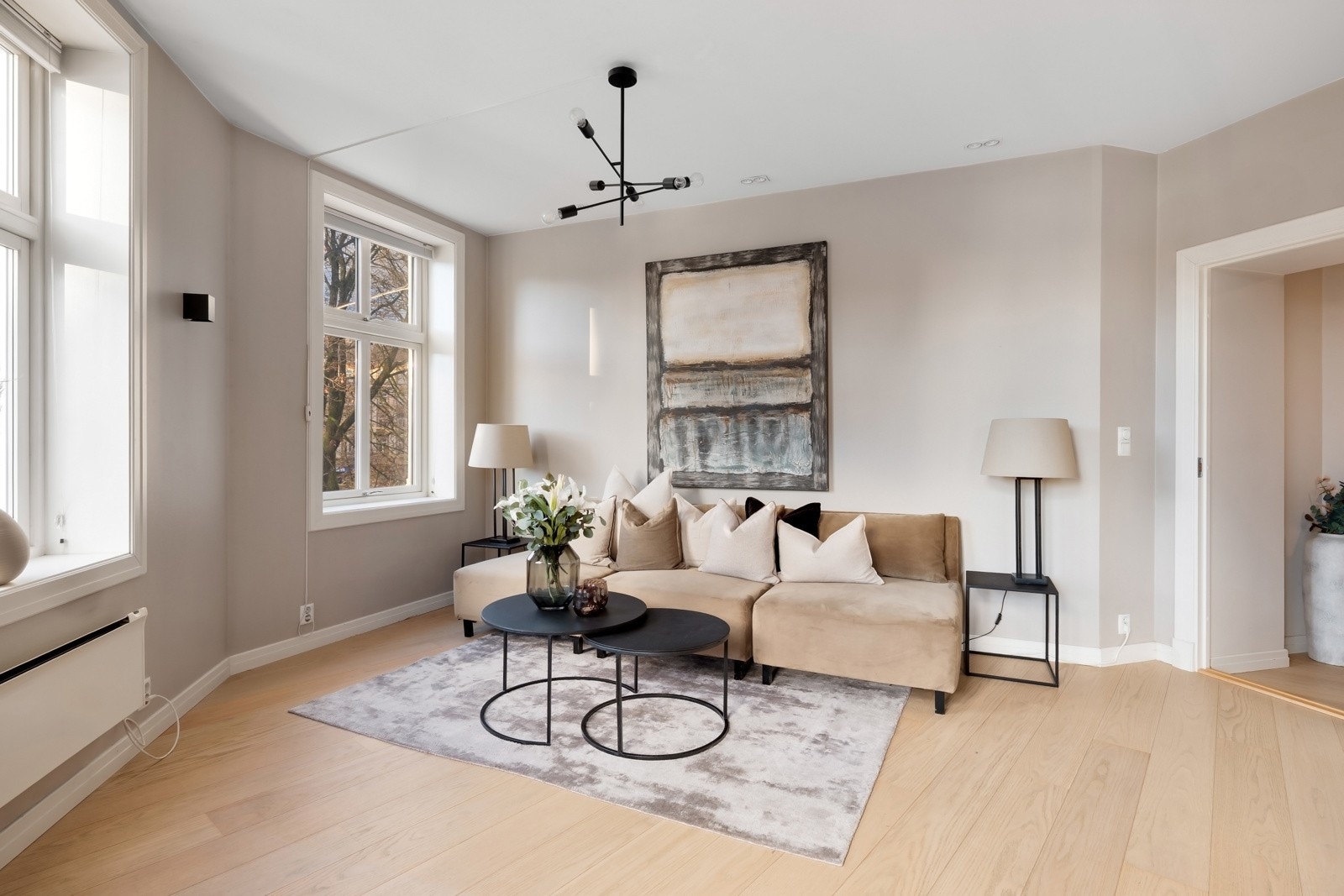 Stuen fremstår som lys og innbydende med god takhøyde på 2.71 meter. Galleribilde