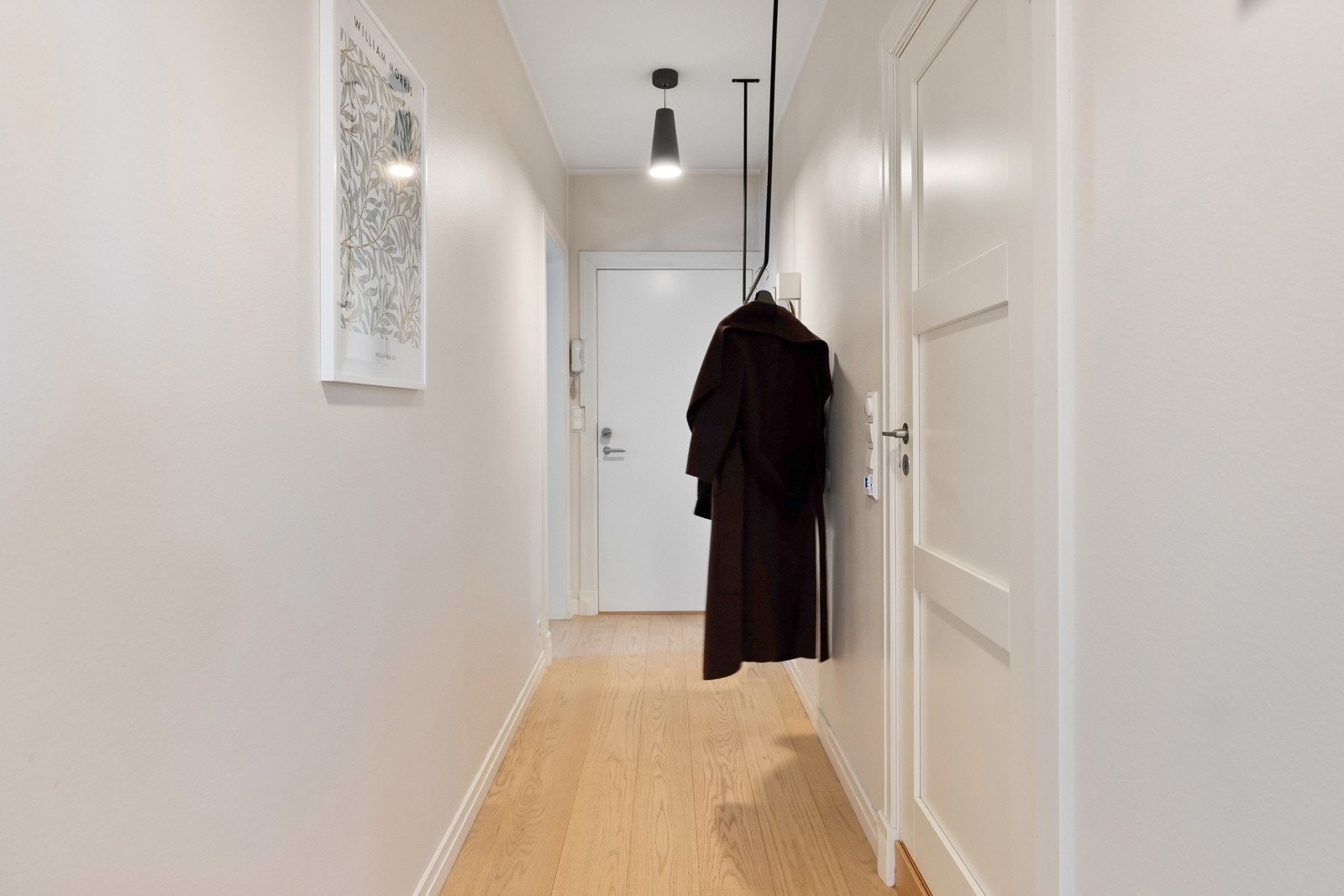 Her kan det enkelt settes inn garderobeskap, skoskap eller knaggrekke etter behov. Galleribilde