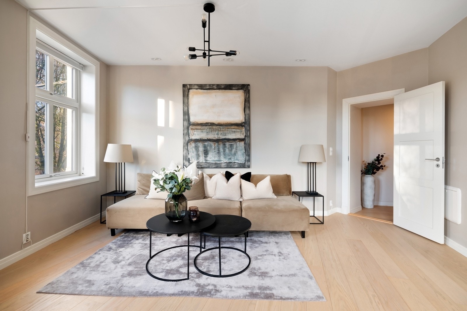 Det er parkett på gulvet og veggene er malt i lyse, delikate toner. Sist oppmalt i 2021. Galleribilde