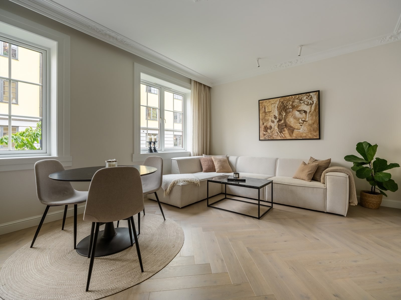 Stor og luftig stue med store, vakre vinduer som slipper inn masse godt dagslys. Galleribilde