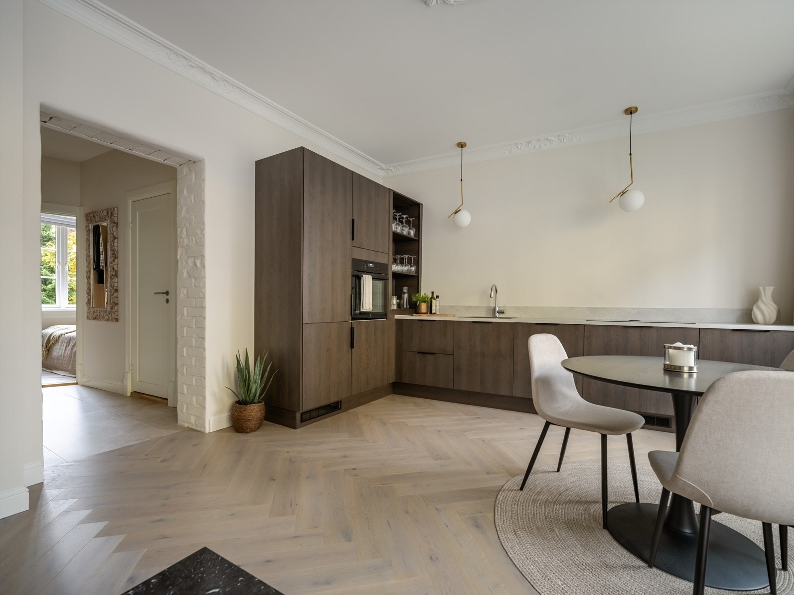 Fra stuen og kjøkkenet åpner planløsningen seg delvis mot resten av boligen og skaper en romslig romfølelse. Galleribilde