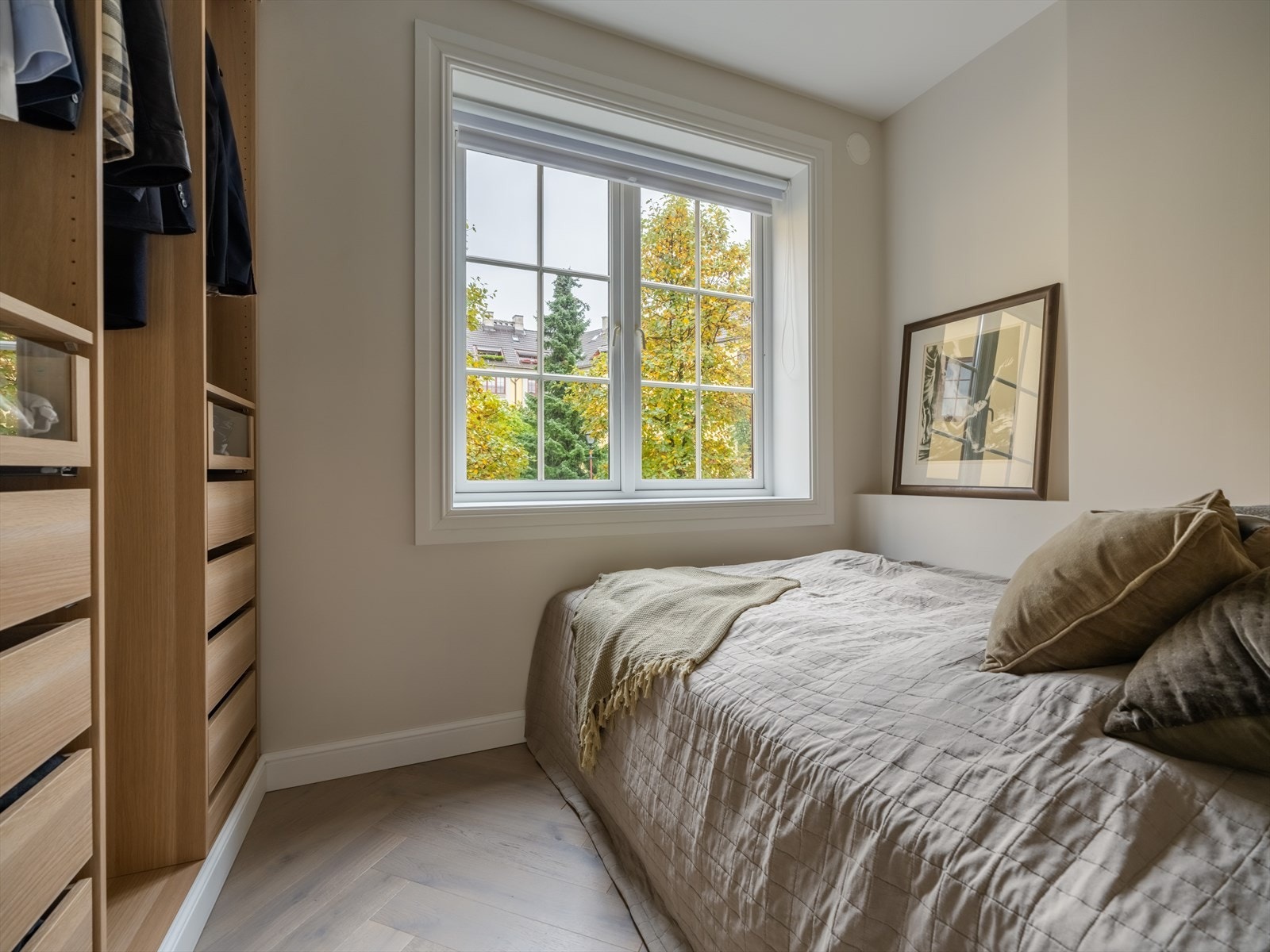 Rommet vender ut mot rolig bakgård, noe som gir et rolig og behagelig sovemiljø. Galleribilde