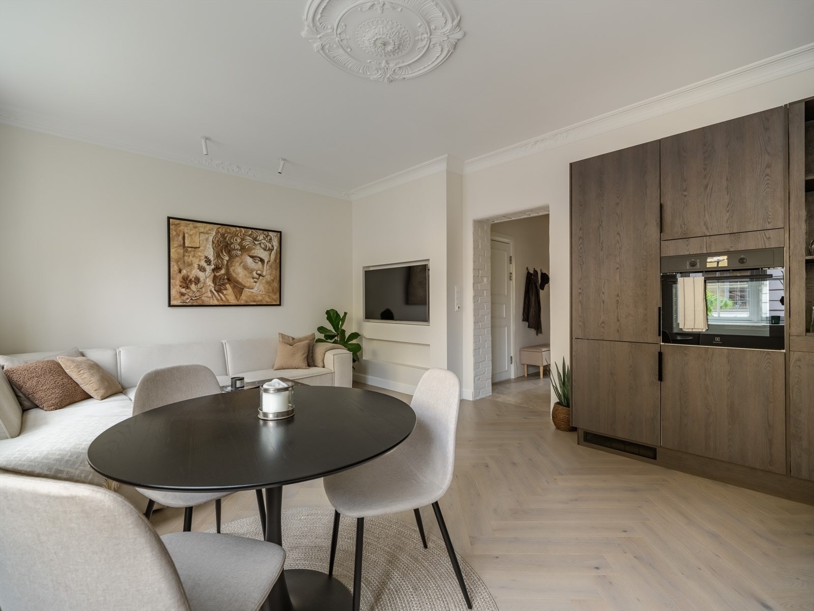 Stuen er malt i lyse og nøytrale farger som gjør det enkelt å innrede med ønsket interiør. Galleribilde