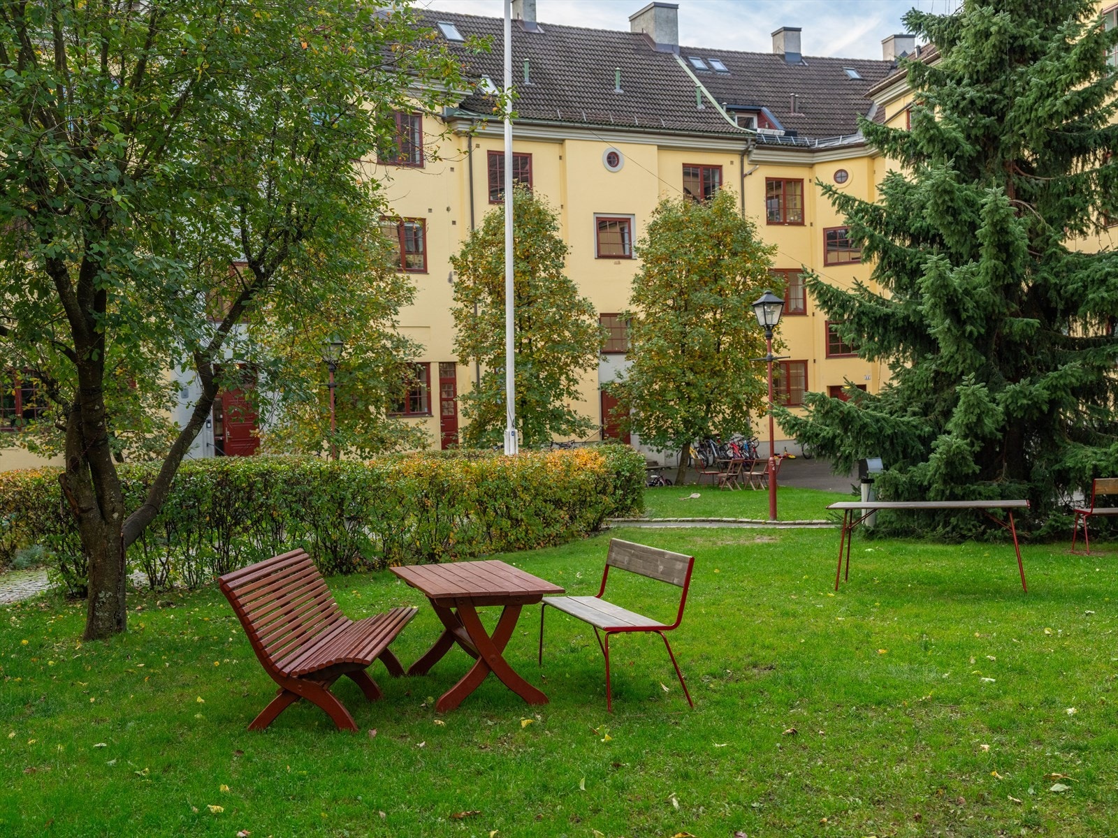 På sommerstid er denne bakgården en fredelig og grønn oase. Galleribilde