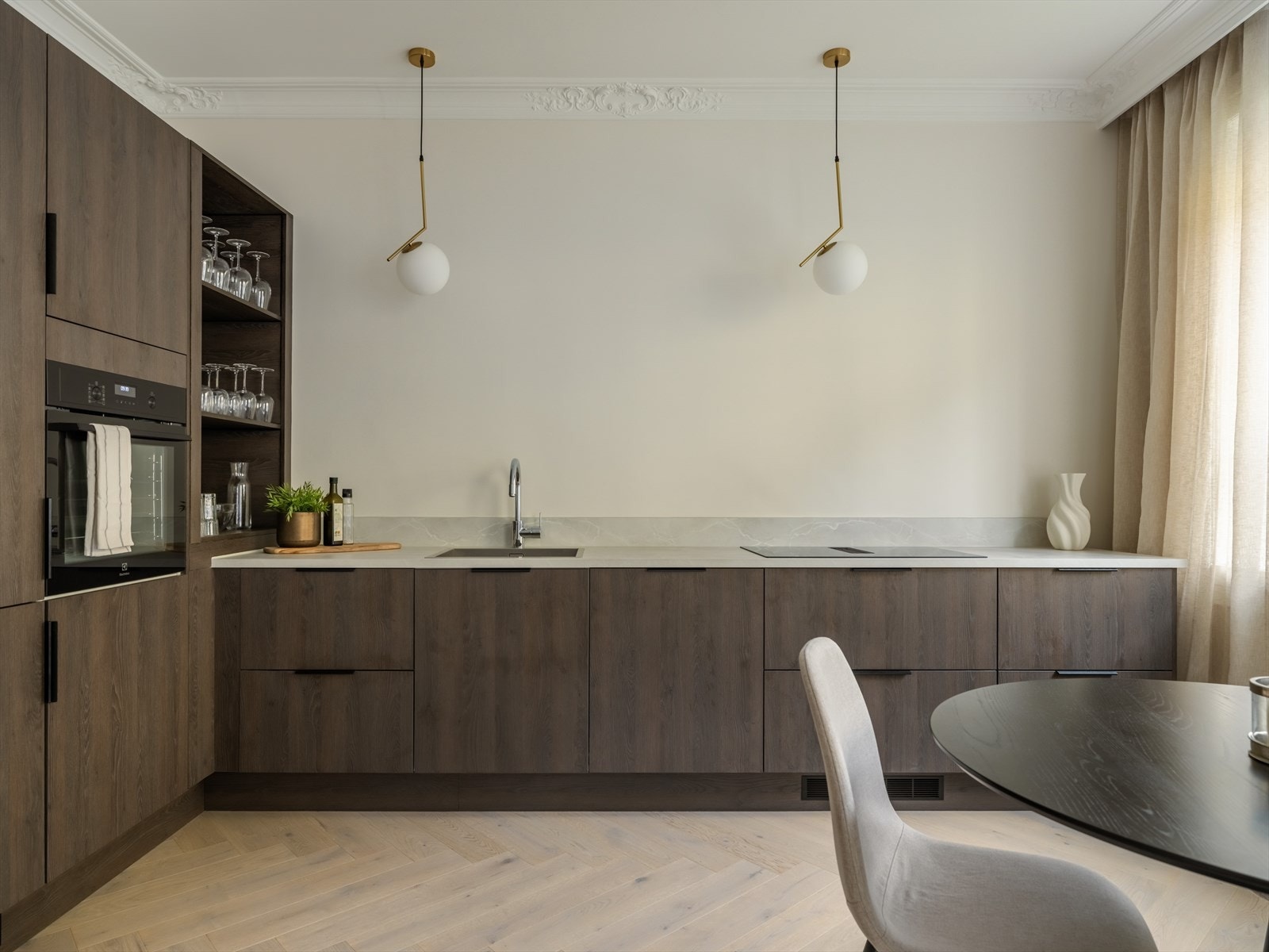 Kjøkkeninnredningen fremstår med laminert benkeplate og stilfulle glatte fronter. Galleribilde