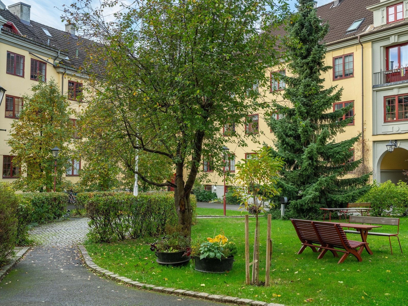 Borettslaget har velstelte og innbydende utearealer. Galleribilde